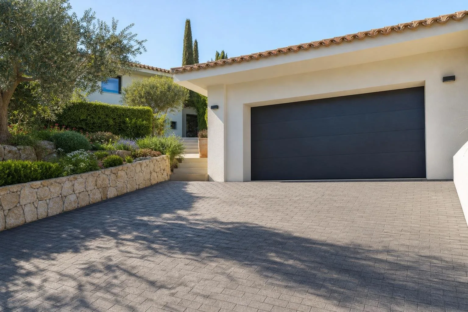 Garaje y acceso de una vivienda con pavimento terminado